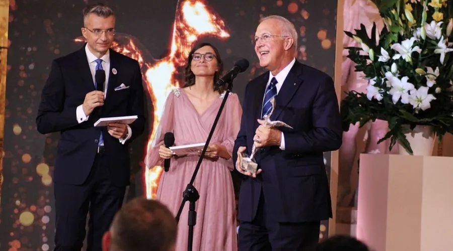 Carl Anderson recibe el premio Totus Tuus en el Castillo Real de Varsovia, el 9 de octubre.