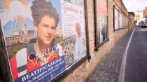 Cartel de la beatificaciu00f3n de Carlo Acutis en Asu00eds. Foto: Veronica Giacometti / ACI 