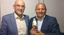 Carlos Beltramo y Carlos Polo, con el Premio Humanidad 2016.
