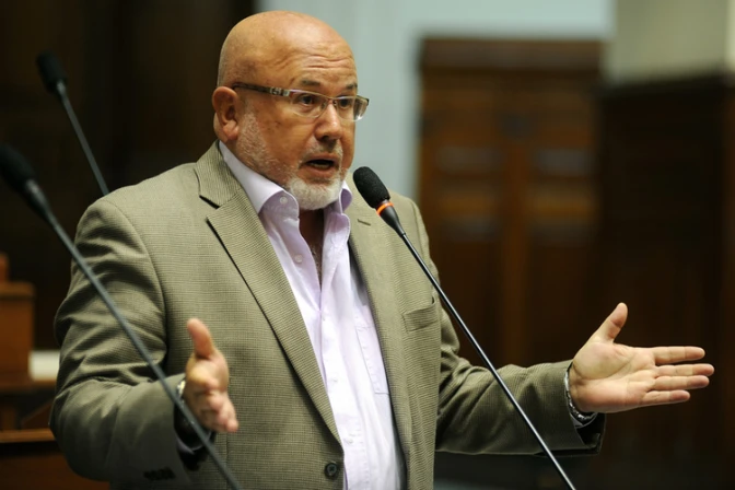 A congresista Carlos Bruce nunca le importó la “unión civil” gay, explica experto en Perú
