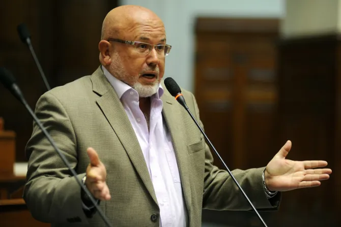 A congresista Carlos Bruce nunca le importó la “unión civil” gay, explica experto en Perú