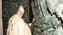 Mons. Carlos Osoro abre la puerta santa de la catedral de la Almudena de Madrid (España). Foto: Archidiócesis Madrid.