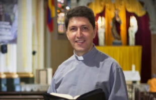 Padre Carlos Yepes. Cru00e9dito: Cortesu00eda de Amu00e9n Comunicaciones 