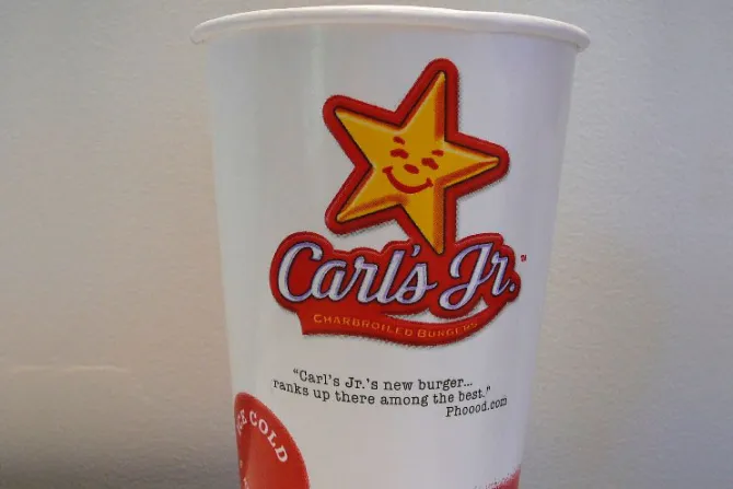 Llaman a boicot a cadena de comida rápida por anuncios sexualizados