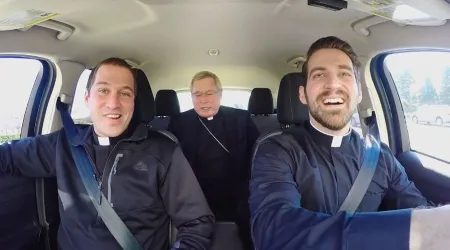 Video viral: Sacerdotes y obispo sorprenden a las redes con "carpool karaoke"