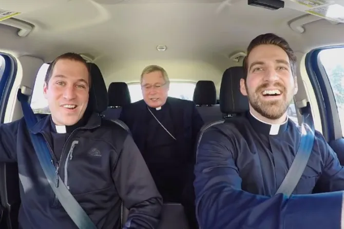 Video viral: Sacerdotes y obispo sorprenden a las redes con "carpool karaoke"