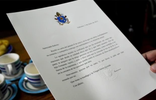 La carta enviada por el Papa a la joven madre reclusa. Foto: Comunicaciones Aysu00e9n 