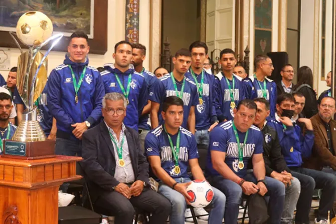 Campeón de fútbol de Costa Rica ofrece título a Nuestra Señora de los Ángeles