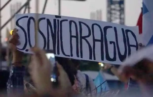 Imagen referencial / Joven sostiene cartel con el mensaje #SOSNicaragua durante la JMJ Panamu00e1 2019. Cru00e9dito: David Ramos / ACI Prensa. 