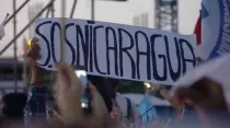 Imagen referencial / Joven sostiene cartel "SOS Nicaragua" durante la JMJ Panamá 2019. Crédito: David Ramos / ACI Prensa.