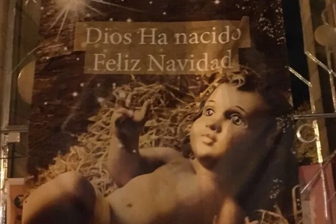 Jóvenes colocan gran imagen del Niño Jesús en la Puerta de Alcalá de Madrid