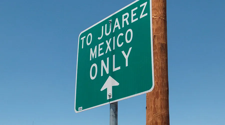 Cartel de tránsito en ruta a Ciudad Juárez. Foto: Flickr Aidan Wakely-Mulroney (CC-BY-NC-ND-2.0)