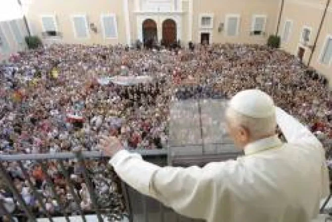 Miles ya esperan al Papa Benedicto XVI en Castel Gandolfo