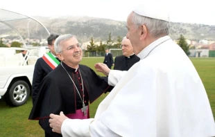 Mons. Michele Castoro recibe al Papa Francisco en San Giovanni Rotondo en marzo de este au00f1o. Foto: Vatican Media 