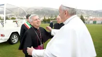 Mons. Michele Castoro recibe al Papa Francisco en San Giovanni Rotondo en marzo de este año. Foto: Vatican Media