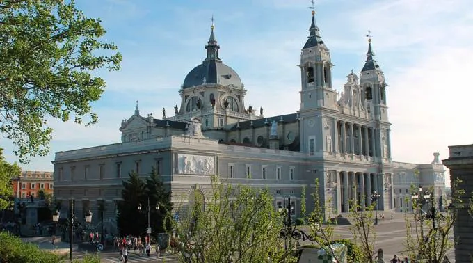 Vista de la basílica de la Almudena, Madrid (España). Foto: wikipedia. ?w=200&h=150