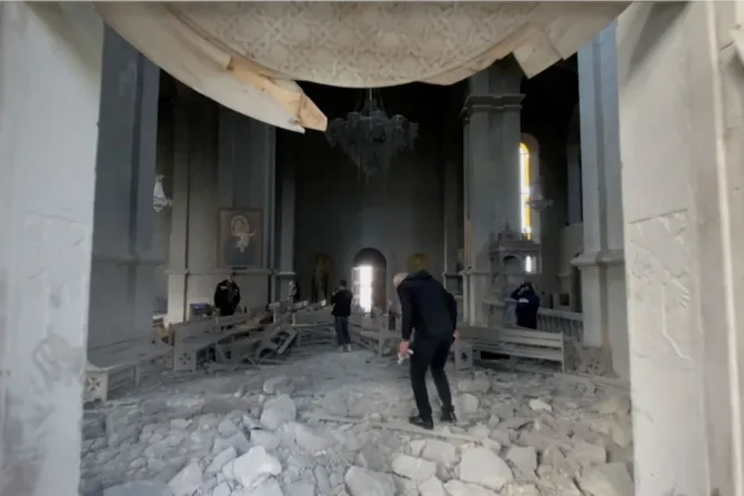 Guerra entre Armenia y Azerbaiyán: Destruyen histórica catedral en bombardeo