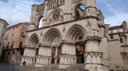 Obispo pide rezar el Rosario en reparación por exhibición obscena frente a Catedral