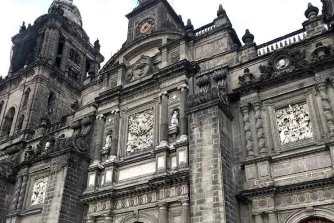 Cardenal mexicano pide priorizar transmisión virtual de la Misa por pandemia