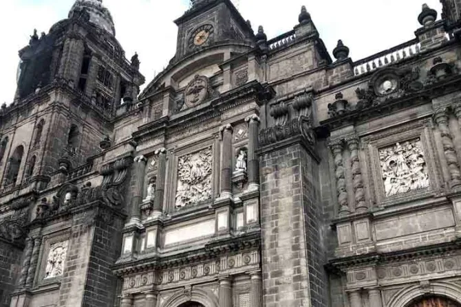 Feministas atacan catedrales en México en día de la no violencia contra la mujer [FOTOS]