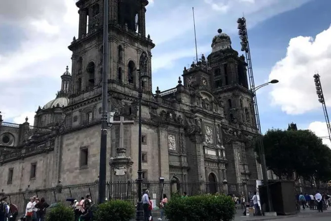 Obispo de Ciudad de México está “delicado pero estable” tras dar positivo a COVID-19