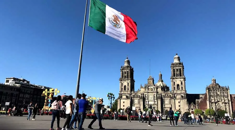 Plaza de la Constitución en Ciudad de México y, al fondo, la Catedral Metropolitana de México. Crédito: David Ramos / ACI Prensa.