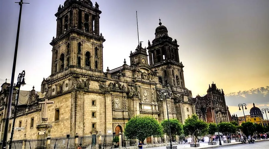 Critican negligencia de autoridades federales en el cuidado de la Catedral de México