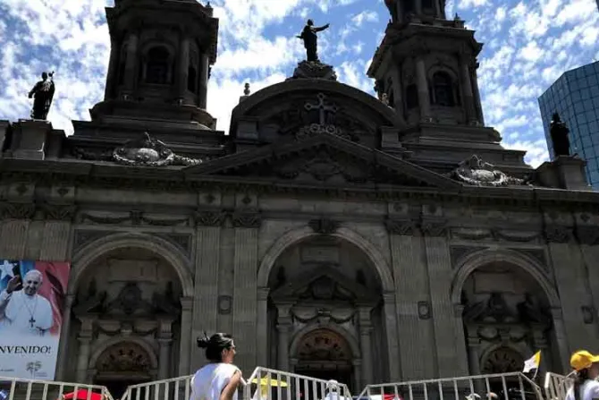 Arrojan restos de bombas lacrimógenas en Misa de instalación de Arzobispo en Chile