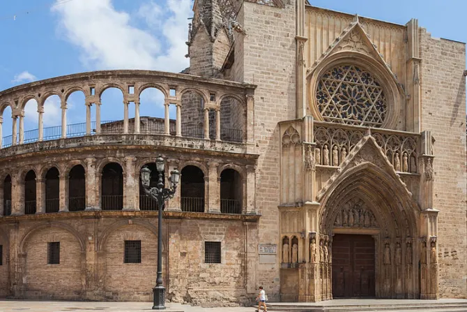 Catedral de Valencia se ilumina de azul por el Año Santo Compostelano