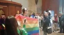 Momento de la protesta en el interior de la Catedral de Alcalá de Henares. Foto: Captura de vídeo. 