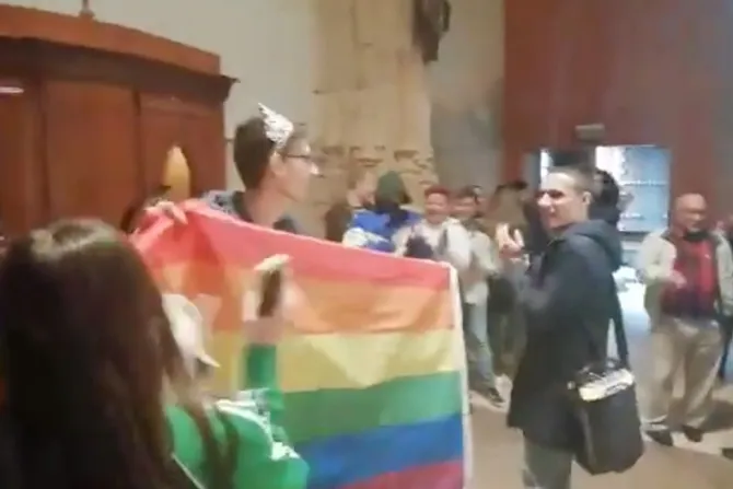 Turba gay irrumpe en catedral católica en España [VIDEOS]