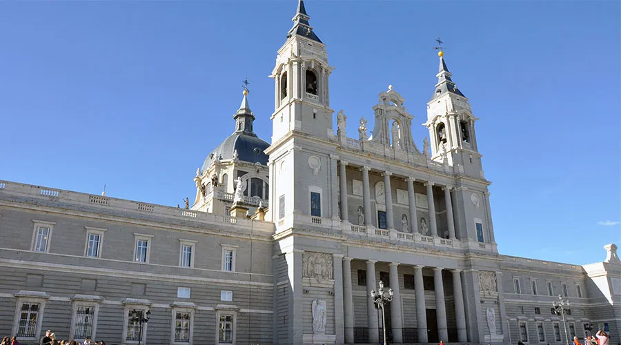 Fachada de la catedral de la Almudena (España). Foto: ArchiMadrid.