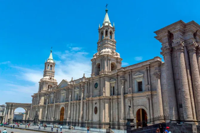 Las iglesias debieron abrir de modo paulatino hace semanas, dice Arzobispo en Perú