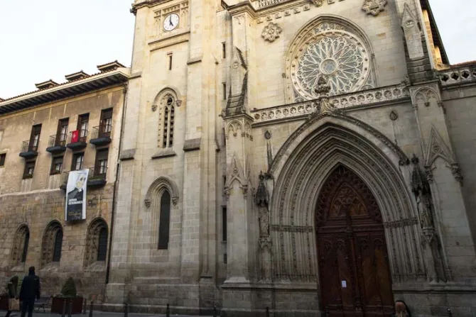 Lanzan bengalas contra Catedral de Bilbao cuando fieles celebraban Misa