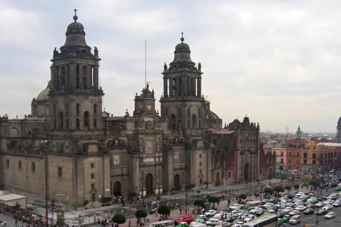 Cardenal Rivera pide oraciones por sacerdote apuñalado en Catedral de México