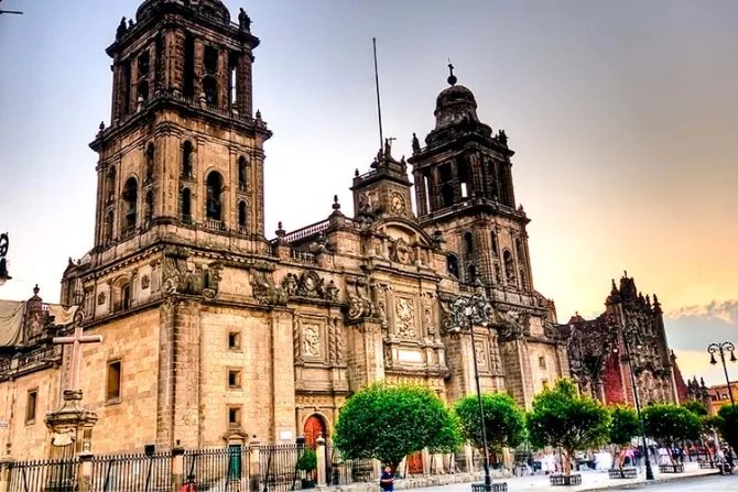 Sacerdote apuñalado en Catedral de México sale de terapia intensiva