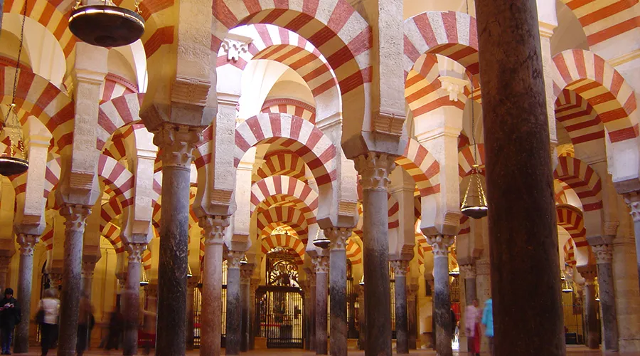 Interior de la Mezquita-Catedral de Córdoba (España). Foto: Wikipedia.