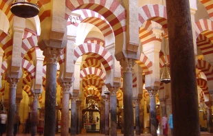 Interior de la Mezquita-Catedral de Córdoba (España). Foto: Wikipedia. 