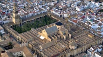 Catedral de Cu00f3rdoba desde el aire. Foto: Wikipedia / Toni Castillo Quero - Flickr (CC BY-SA 2.0)