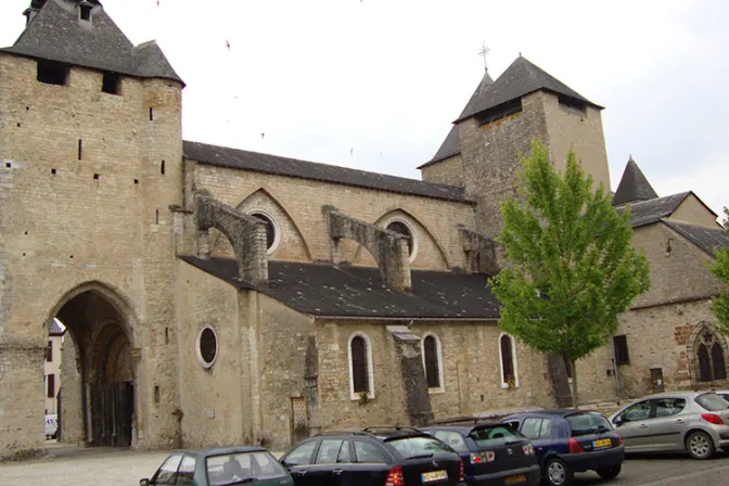 Irrumpen con un automóvil en Catedral francesa y roban varios artículos religiosos
