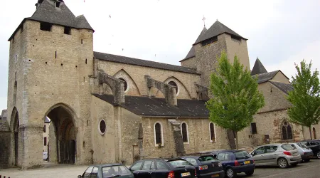 Irrumpen con un automóvil en Catedral francesa y roban varios artículos religiosos