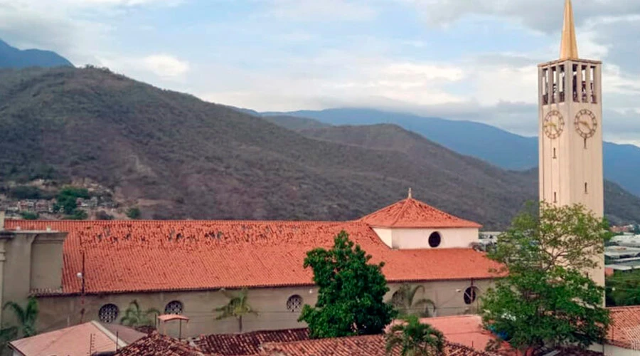 Vista del techo de la Catedral de Guarenas, Venezuala (2022) | Crédito: Cortesía de Ramón Antonio Pérez - El Guardián Católico?w=200&h=150