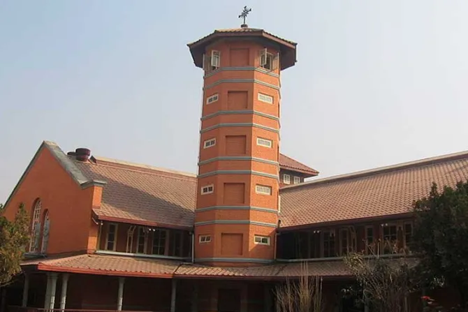 Atacan y prenden fuego a catedral católica en Nepal