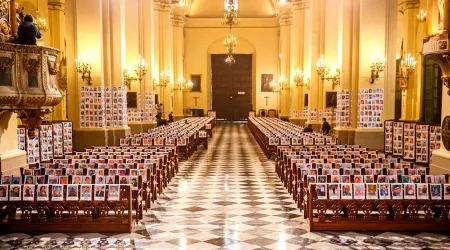 Coronavirus: Llenan catedral con 5 mil fotografías de fieles para rezar por fallecidos