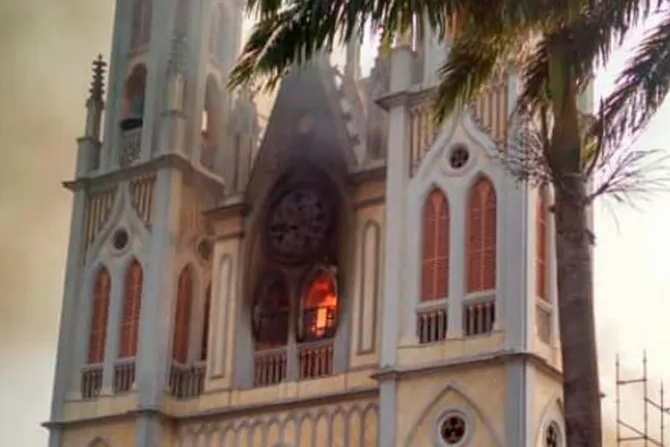 Incendio destruye parte de histórica catedral levantada con supervisión de Antonio Gaudí