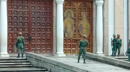 Venezuela: Soldados rodean catedral con cientos de personas adentro