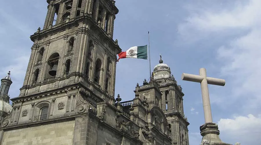 Detalle de la Catedral de México con la bandera ondeando. Foto: Flickr de Aidan Wakely-Mulroney (CC BY-NC-ND 2.0)?w=200&h=150