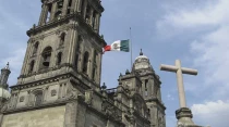 Detalle de la Catedral de Mu00e9xico con la bandera ondeando. Foto: Flickr de Aidan Wakely-Mulroney (CC BY-NC-ND 2.0)