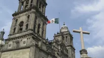 Detalle de la Catedral de México con la bandera ondeando. Foto: Flickr de Aidan Wakely-Mulroney (CC BY-NC-ND 2.0)