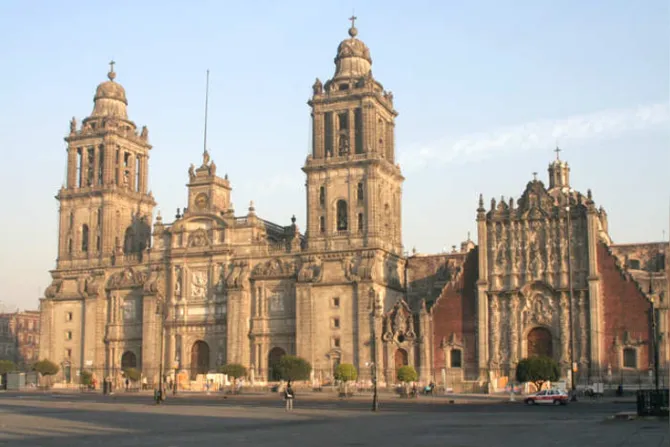 Católicos rezarán por los difuntos en la Catedral de México D.F.
